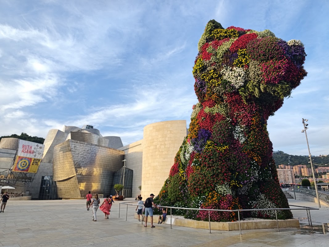 Puppy y exterior del Museo Guggenheim en Bilbao