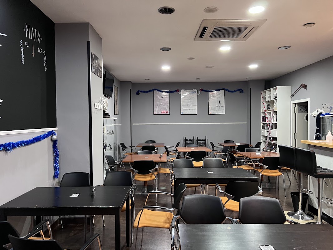 Bar restaurante El Halcón Milenario Drinks & Games en Cáceres