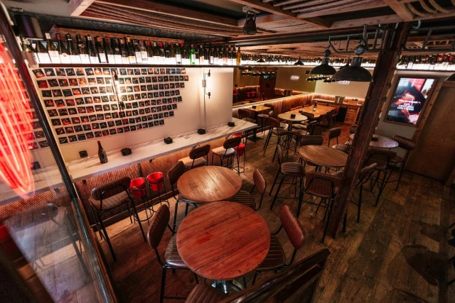 Caiño Wine Bar en Madrid