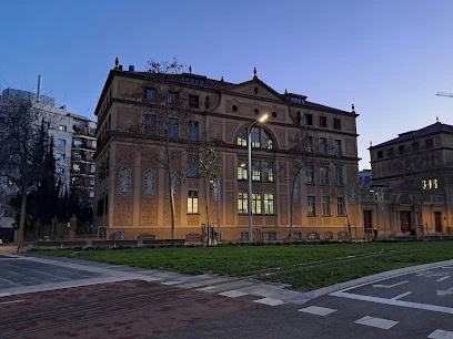 Zona compartida para perros de la Plaça Pablo Neruda en Barcelona