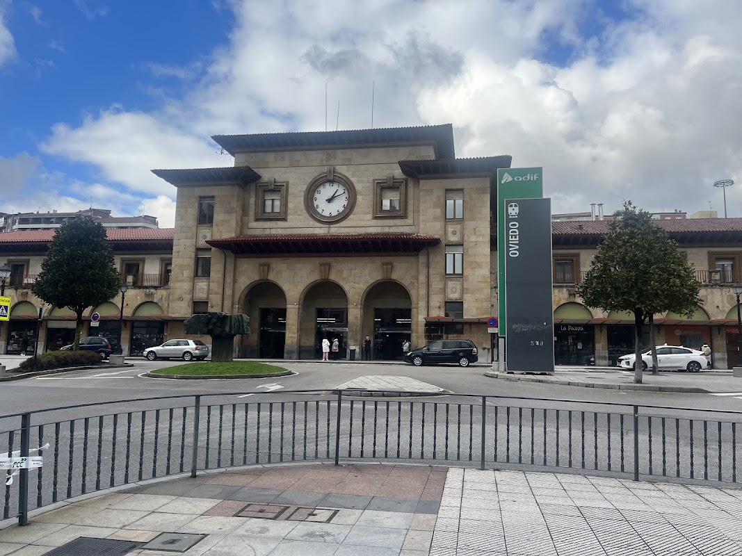 Estación de tren Oviedo/Uviéu en Oviedo