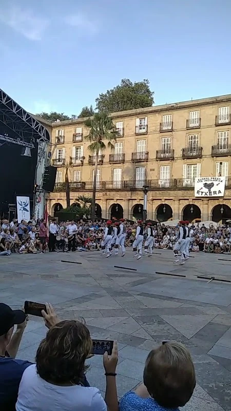 Paseo por la Plaza Nueva