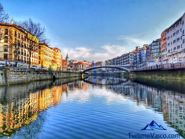 Paseo de la Ría de Bilbao en Bilbao